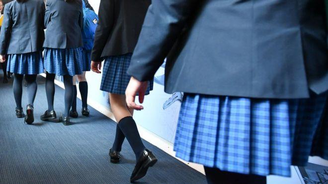 یک سوم دختران در یونیفرم مدرسه مورد آزار خیابانی قرار گرفته‌اند